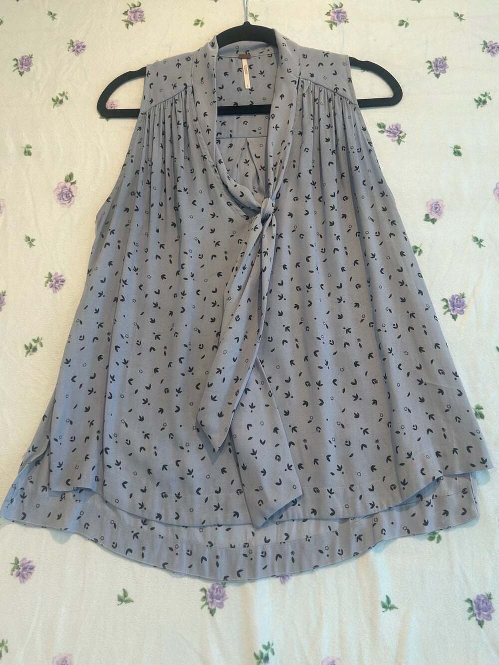 Free People Blouse Size S Blue Floral Tie Neck Sleeveless Top